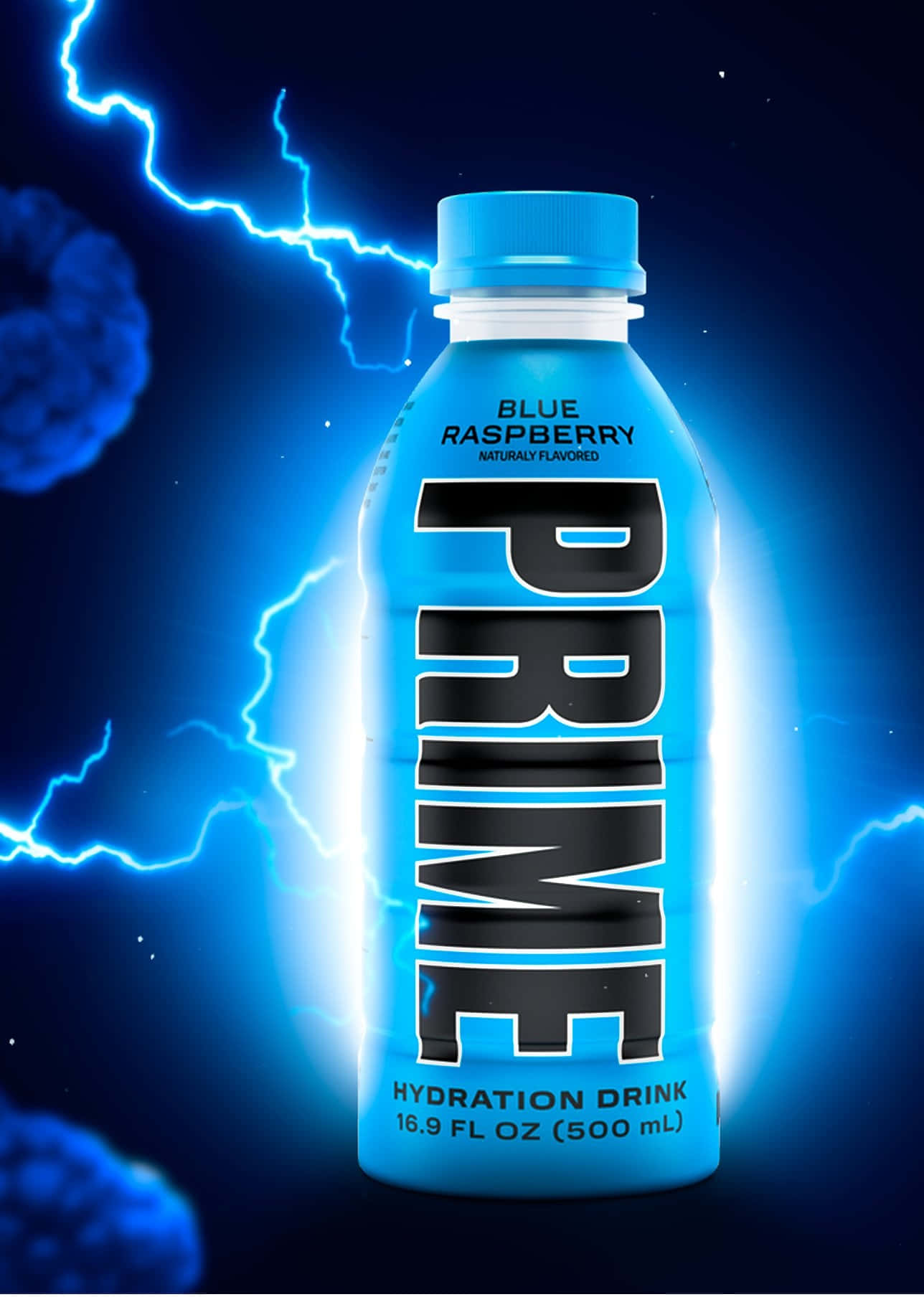  壁紙 — 發光的藍色Prime Blue Raspberry補水飲料瓶在帶有閃電的風暴宇宙背景下帶電站立。