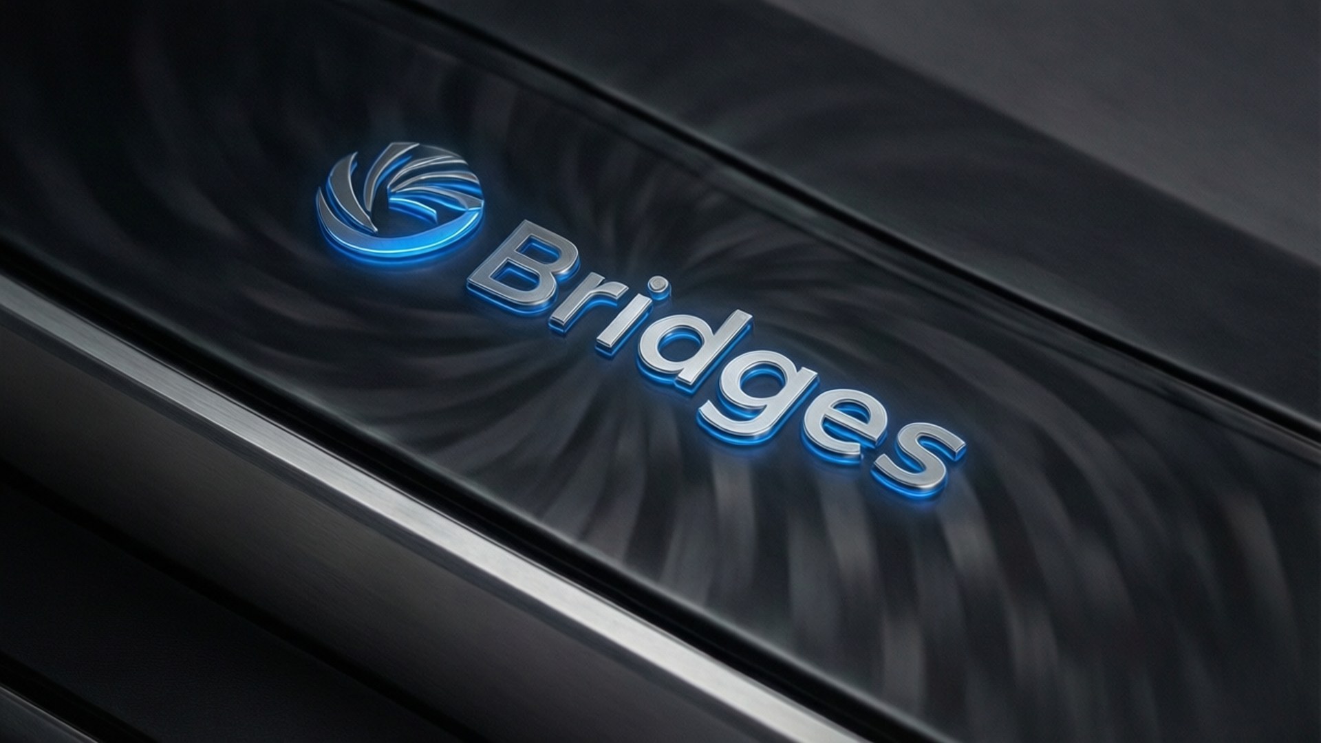 Bridges Logo Blue Glow 壁紙 — 一個發光的藍色 Bridges 標誌，帶有圓形徽章，位於帶有金屬飾邊的深色紋理表面上。