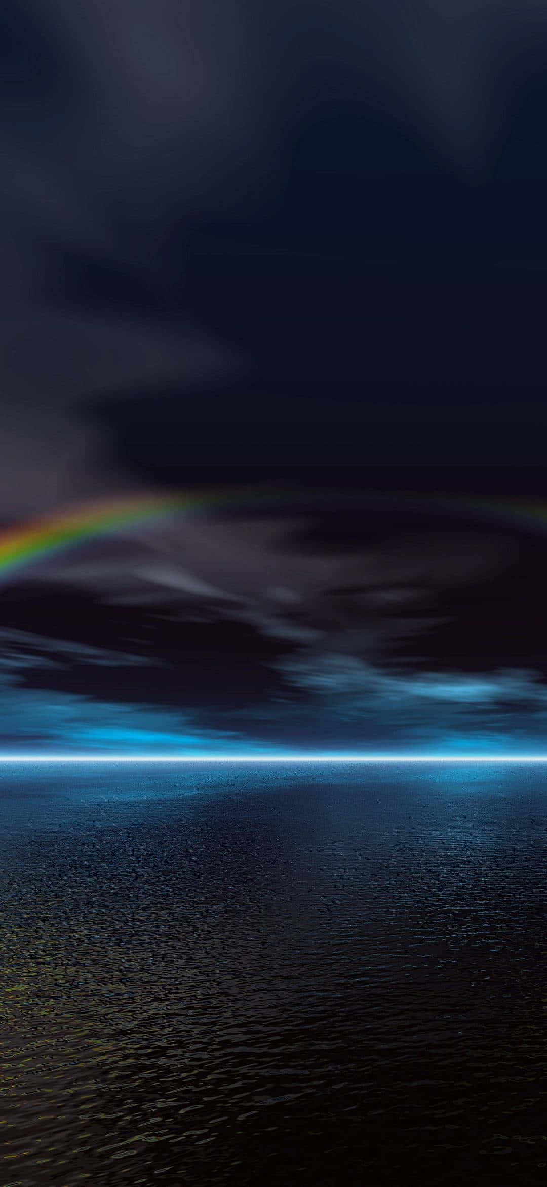 黑暗的海洋與暴風雨的天空相遇，地平線上有微弱的彩虹發光。 — iPhone 13 Pro 壁紙