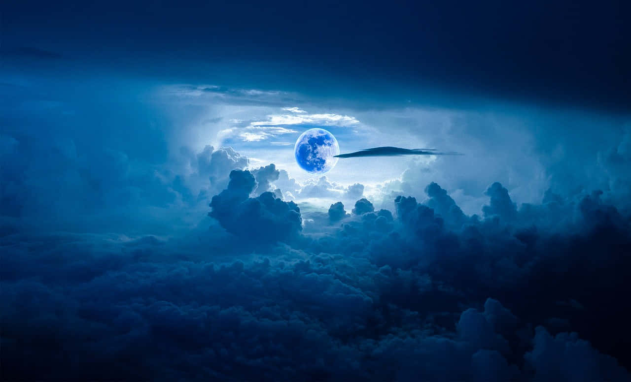  壁紙 — 一輪發光的藍月亮穿過戲劇性的雲層，在深藍色的夜空中閃耀。