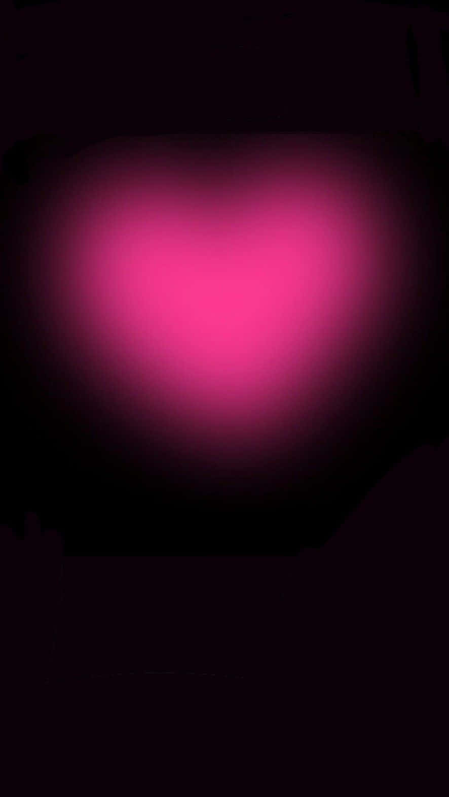 Pink Heart Aura 桌布 壁紙 — 一個發光的洋紅色心形在深黑色背景上柔和地散發光芒，帶有微妙的深色污跡。