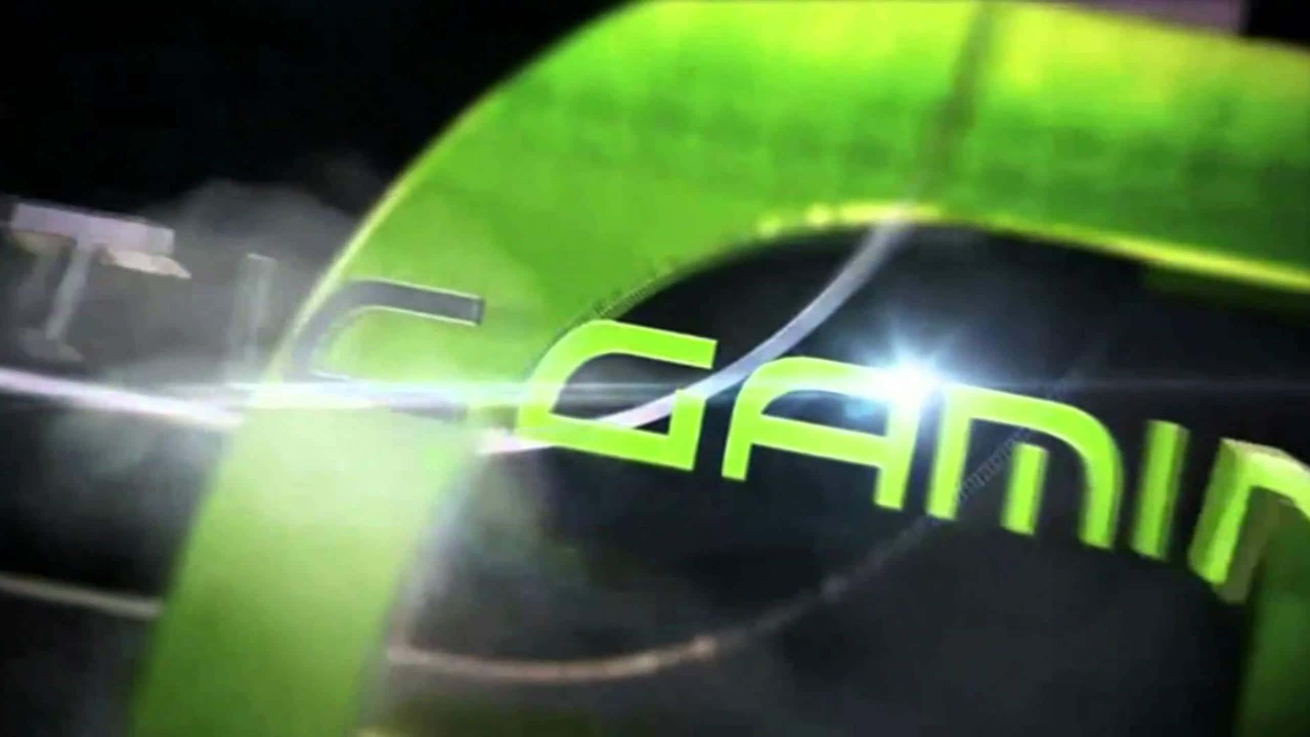 Optic Gaming 桌布 壁紙 — 一個發光的霓虹綠色遊戲標誌，帶有明亮的鏡頭光暈和深色背景。