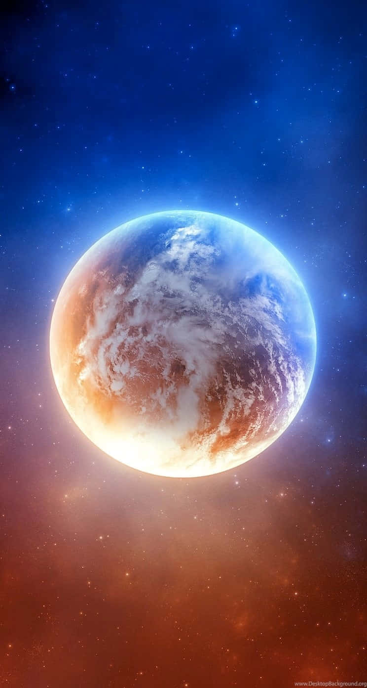  壁紙 — 一顆發光的行星，帶有旋轉的雲層和橙色色調，背景是繁星點點的藍色和紅色宇宙背景。