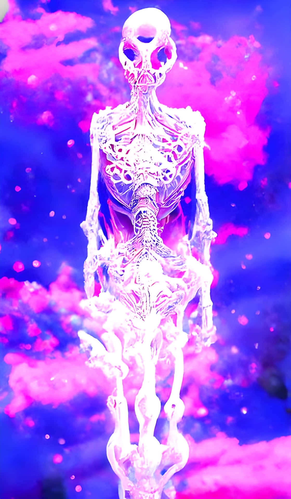  壁紙 — 一個發光的半透明外星人骨架，站在充滿浮游粒子的鮮豔粉紅和藍色宇宙星雲前。