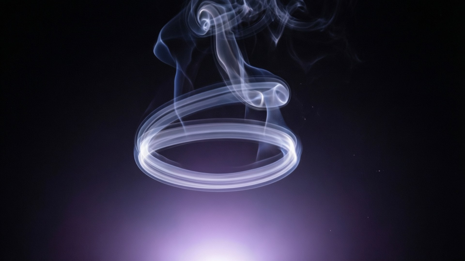 Smoke Rings 壁紙 — 一個發光的白色煙圈漂浮在深色背景上，下方有柔和的紫色光芒。