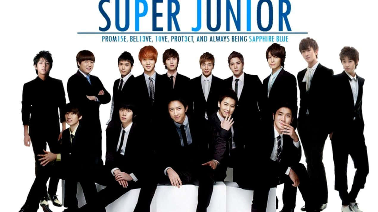 Super Junior 身穿黑色西裝的團體照，上方有藍色文字。 — K Pop 壁紙