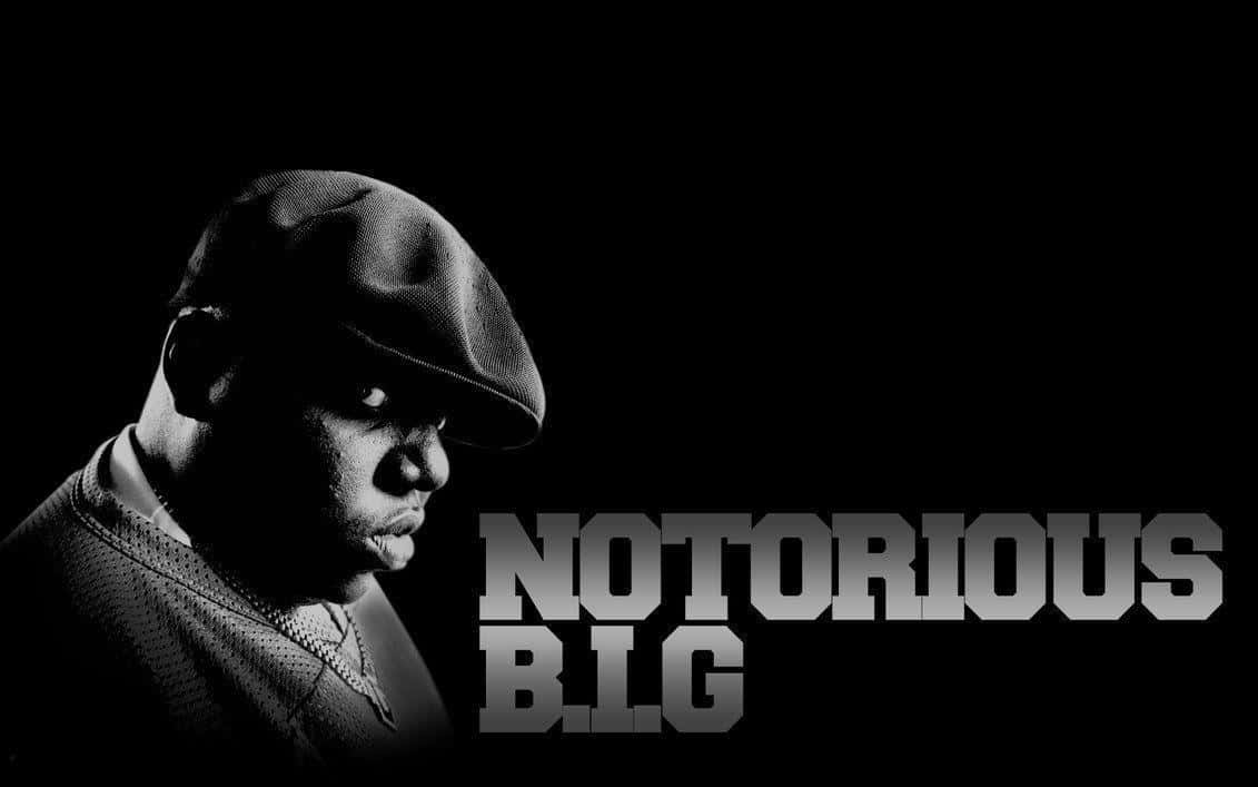 Rappers 桌布 壁紙 — Notorious B.I.G. 戴著平頂帽的高對比黑白肖像，並帶有粗體文字疊加。