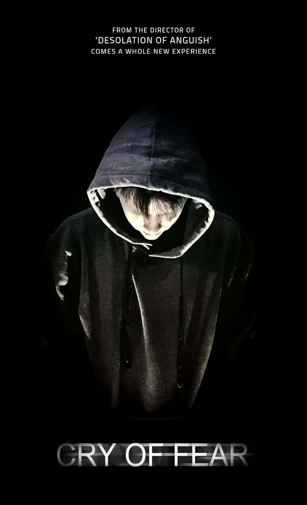  壁紙 — 一個戴著兜帽的人物低垂雙眼，在漆黑的背景下被強烈的光線照亮。