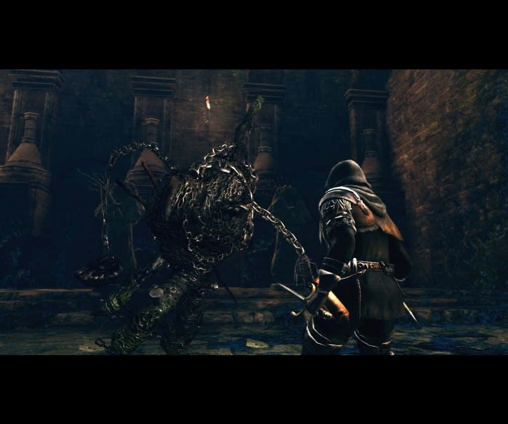 Artorias The Abysswalker 桌布 壁紙 — 一個戴著兜帽的戰士在昏暗的哥德式廢墟中面對一個揮舞鎖鏈的怪誕怪物。