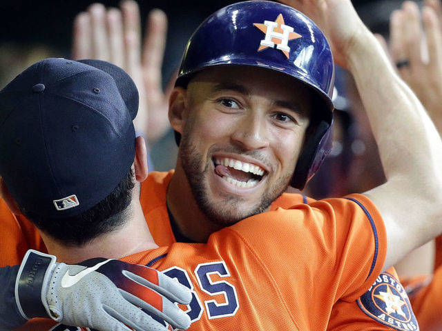 身穿橙色球衣的棒球球員在休息區與隊友慶祝。 — MLB 壁紙