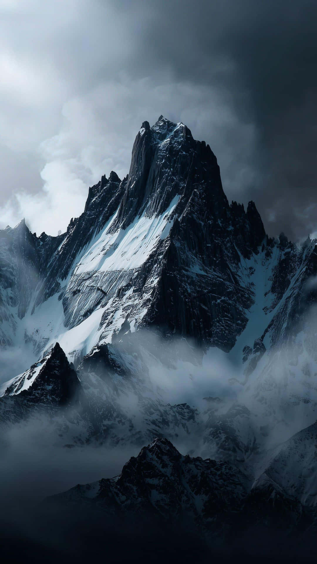  壁紙 — 一座鋸齒狀的雪山峰頂刺穿黑暗的風暴雲，其底部有霧氣旋轉。