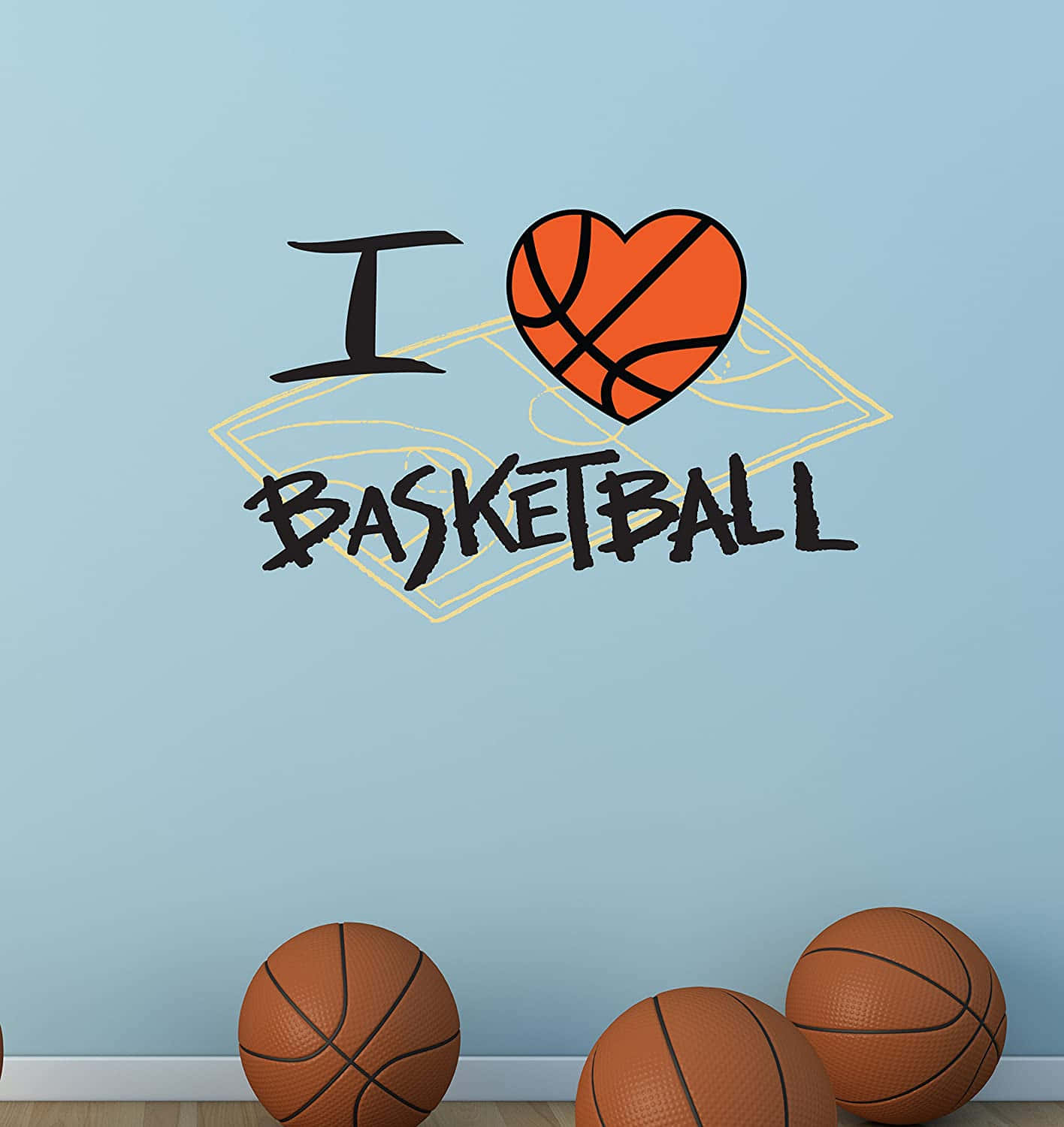  壁紙 — 淺藍色牆上有一個大膽的「I ❤️ BASKETBALL」貼花，帶有籃球心形和球場輪廓，地板上有三個真正的籃球。