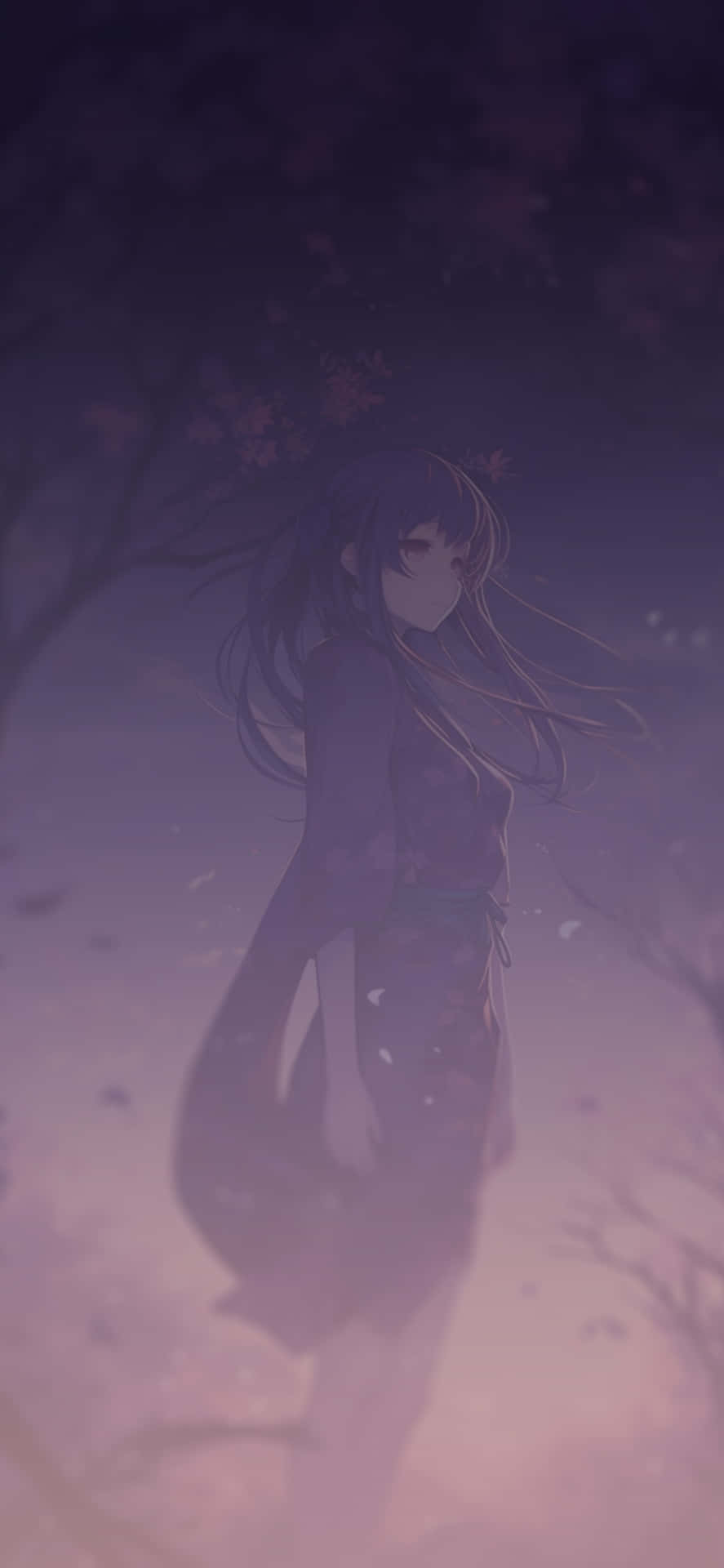  壁紙 — 一個孤獨的動漫女孩穿著和服，站在霧氣瀰漫的暮色花園中，櫻花飄落。
