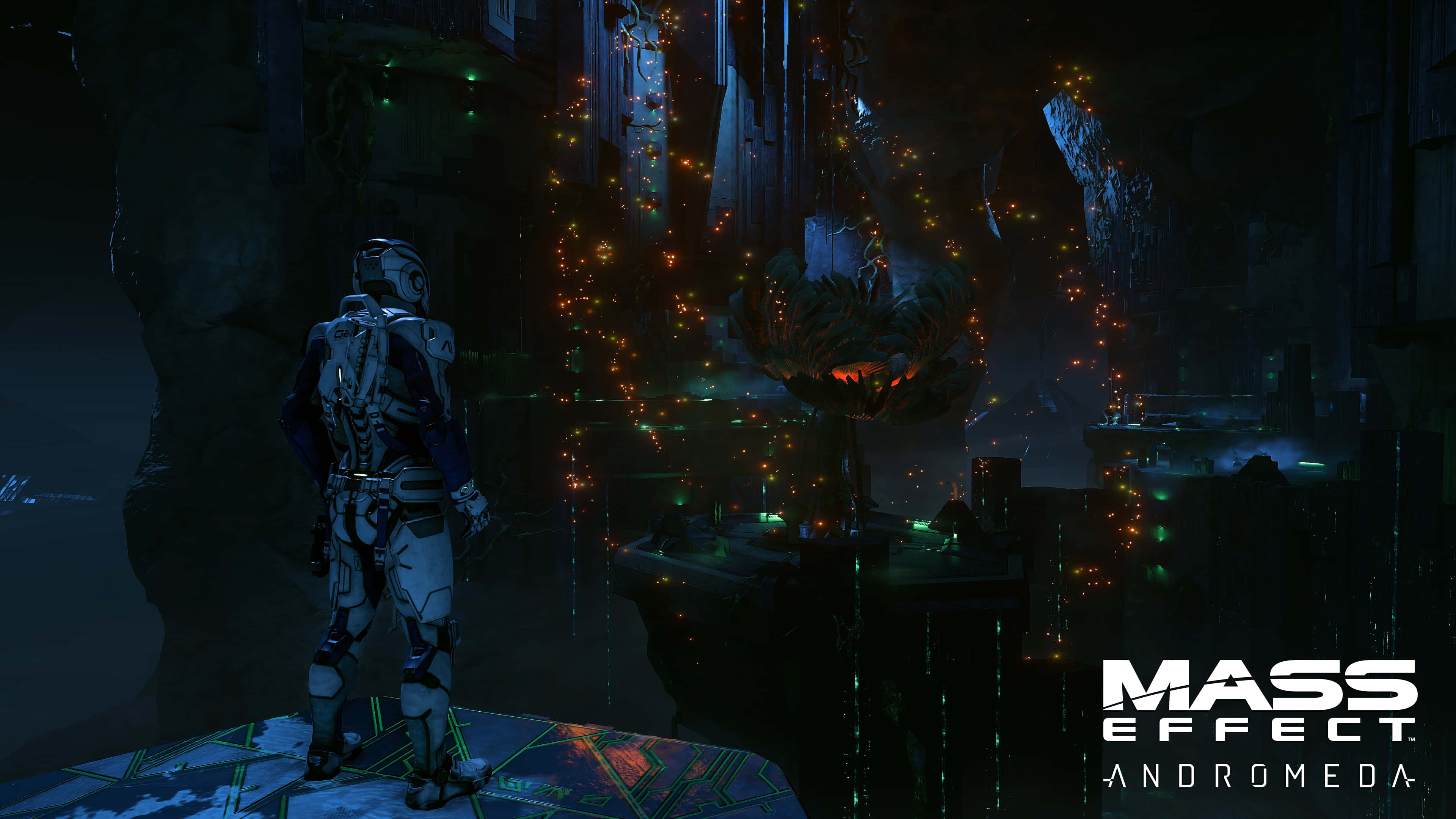 Mass Effect Andromeda 桌布 壁紙 — 一個孤獨的裝甲人物站在一個黑暗的外星遺跡中，被發光的橙色和綠色生物發光植物照亮。