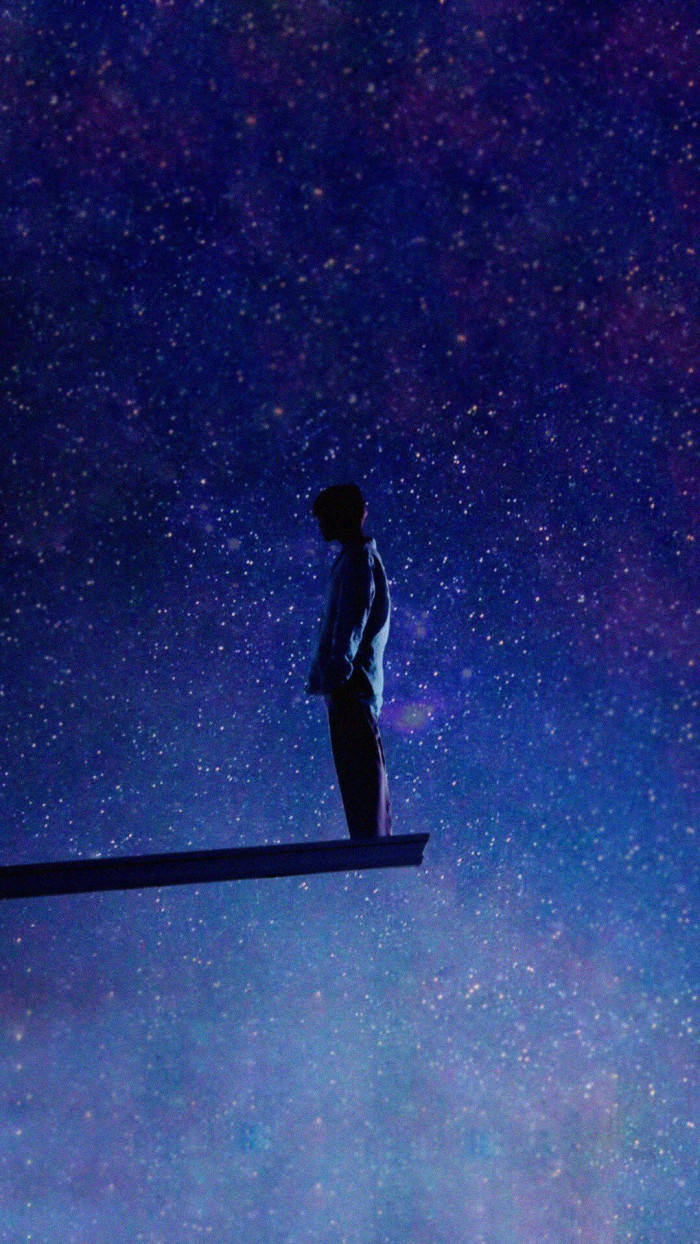 一個人在星空宇宙天空下站在木板上的剪影。 — Bts 壁紙