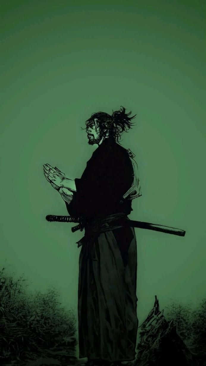  壁紙 — 一個孤獨的武士穿著深色長袍，側身站在綠色漸變背景前，腰間佩帶武士刀，雙手合十祈禱。