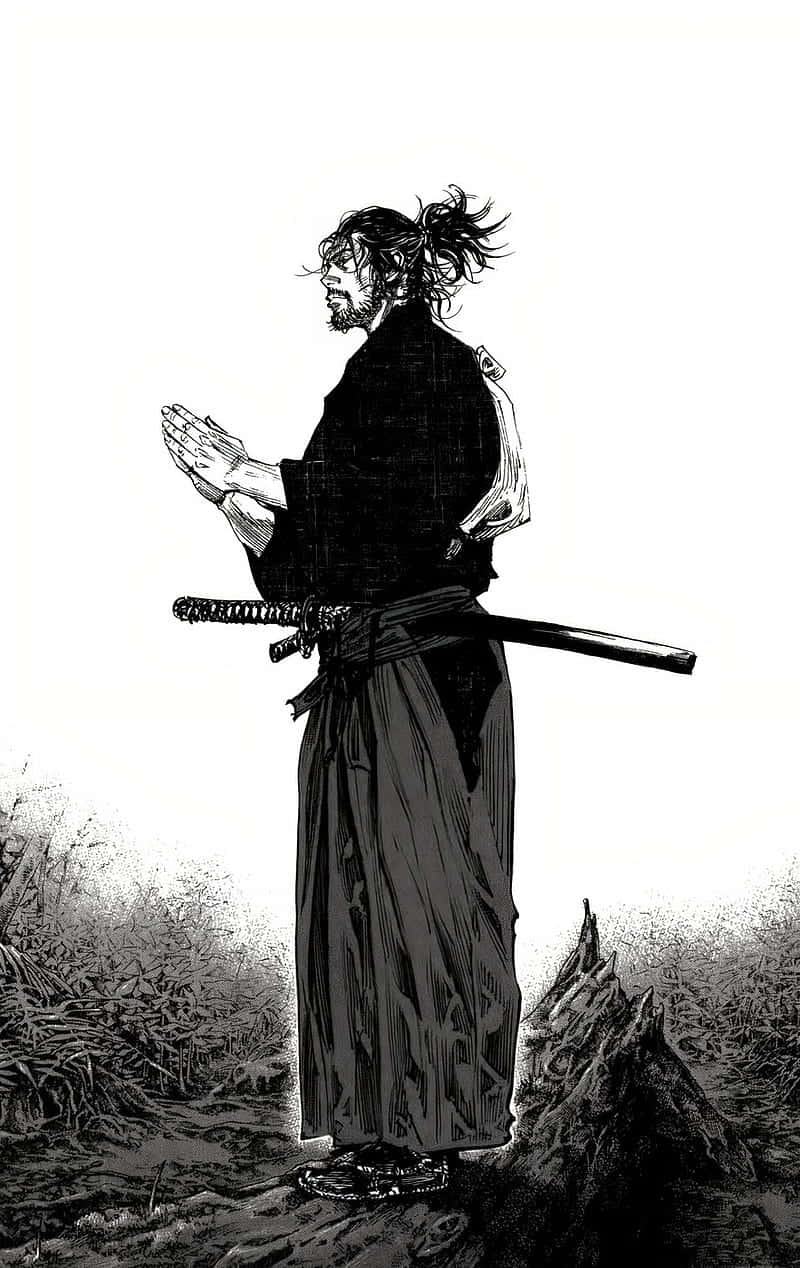  壁紙 — 一位孤獨的武士以單色墨水呈現，雙手合十祈禱，腰間佩劍，背景是荒涼且富有紋理的景觀。