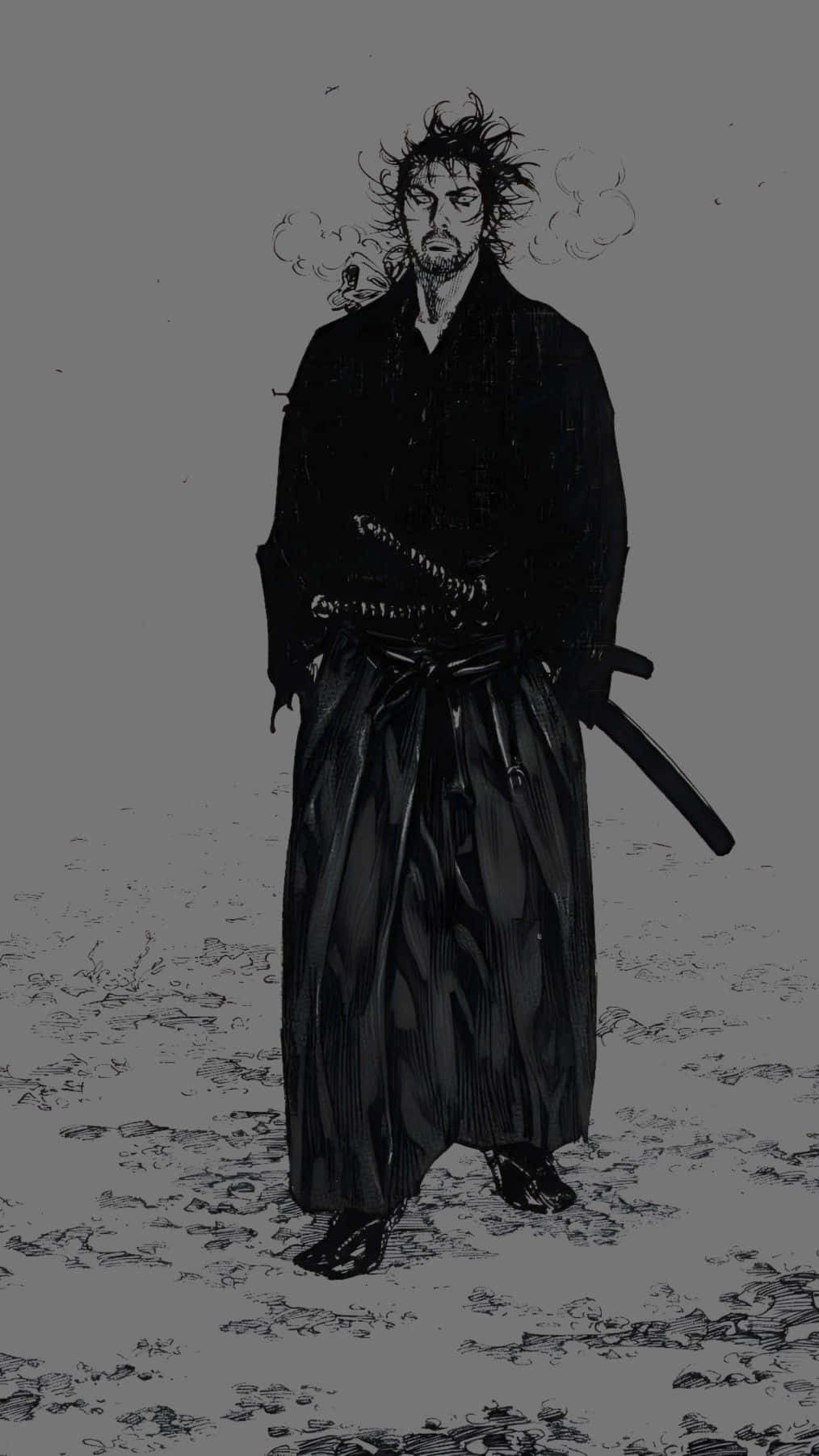  壁紙 — 一個孤獨的武士戰士身穿深色長袍，腰間佩帶武士刀，在荒涼的灰色背景下堅定地站立。