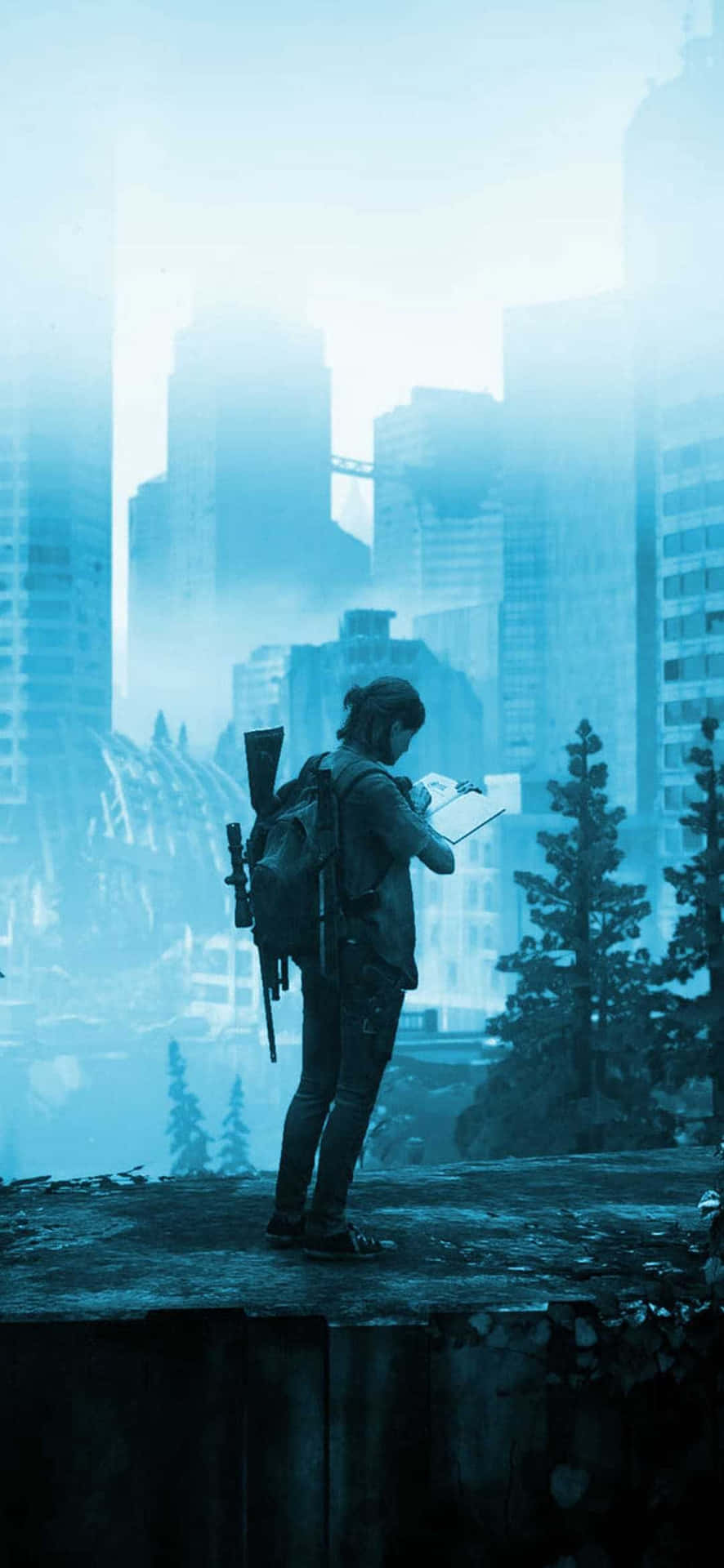  壁紙 — 一個孤獨的倖存者帶著步槍和背包站在懸崖上，俯瞰著霧氣瀰漫的藍色城市景觀，其中有高樓大廈和松樹。