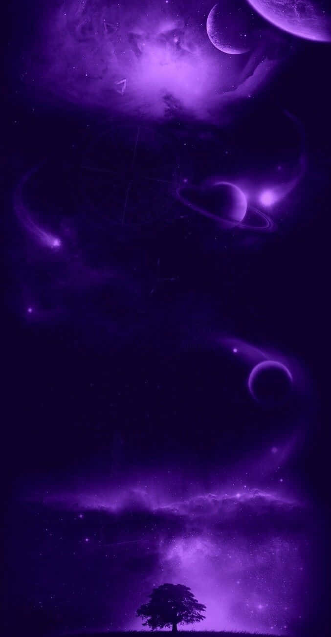  壁紙 — 一棵孤樹矗立在山丘上，下方是廣闊的紫色星雲，充滿發光的行星和星星。