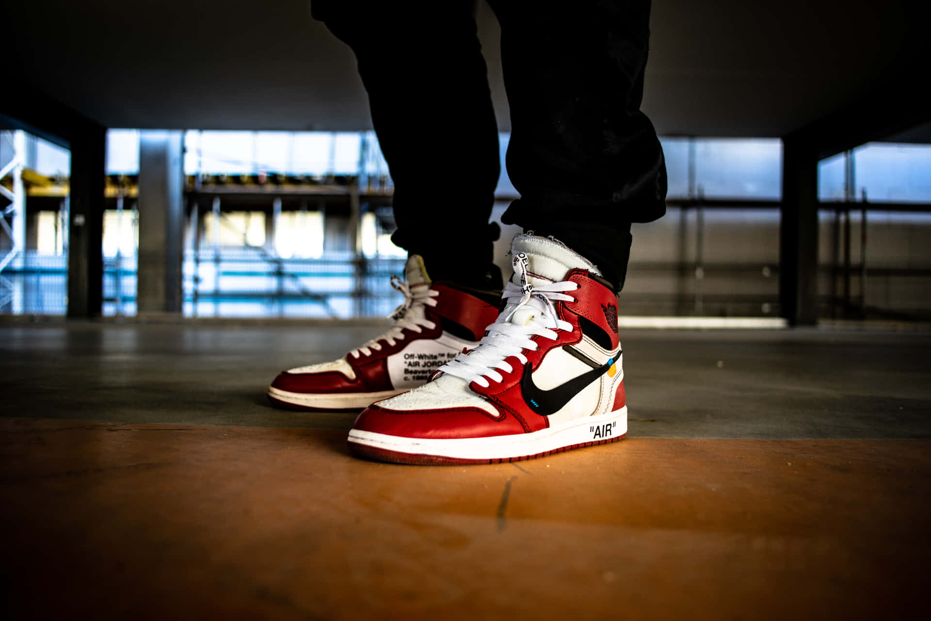 紅白黑色高筒運動鞋，帶有文字細節，室內穿著。 — Air Jordan 壁紙