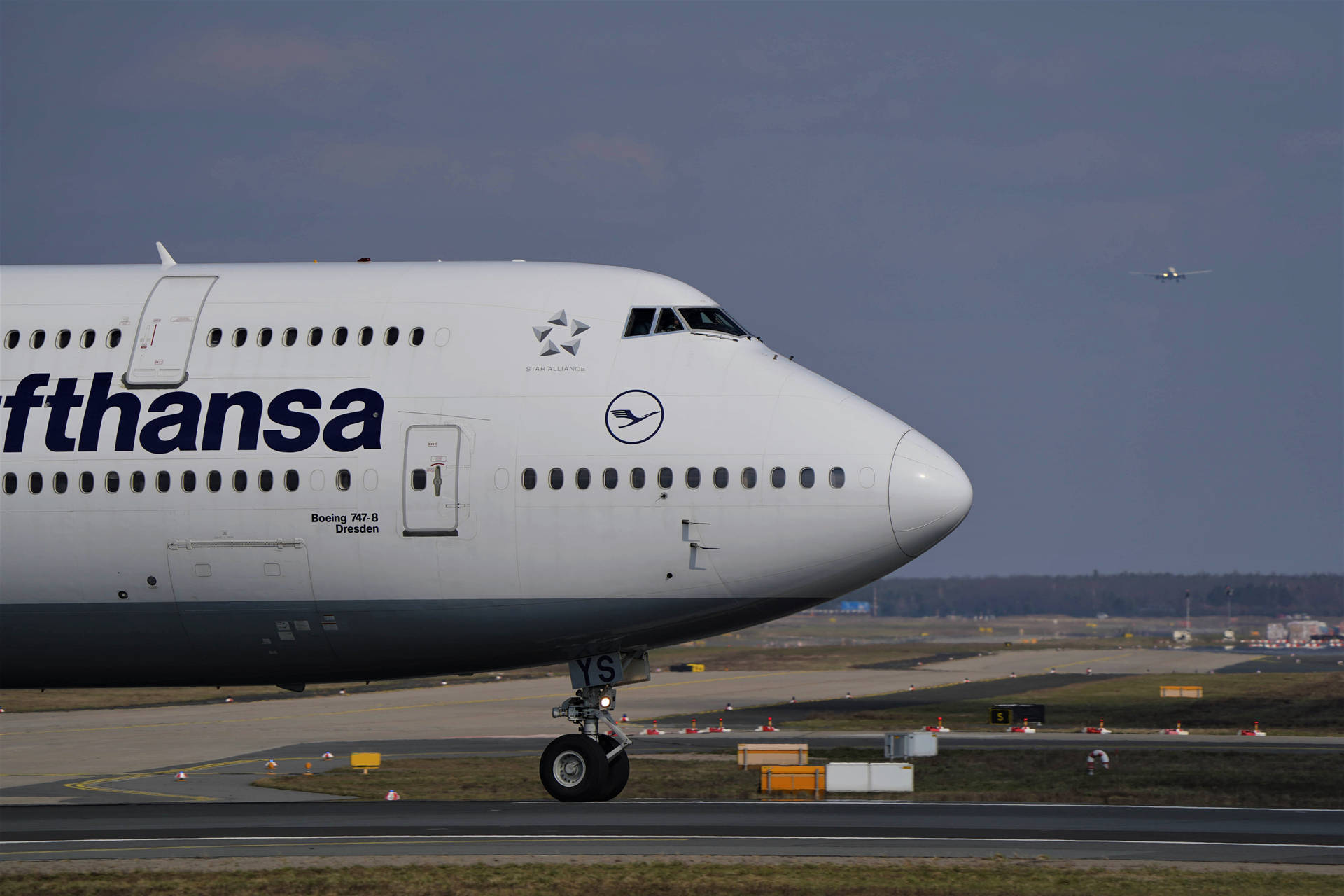 漢莎航空波音747-8在機場停機坪，背景有另一架飛機。 — 4K 飛機壁紙 壁紙