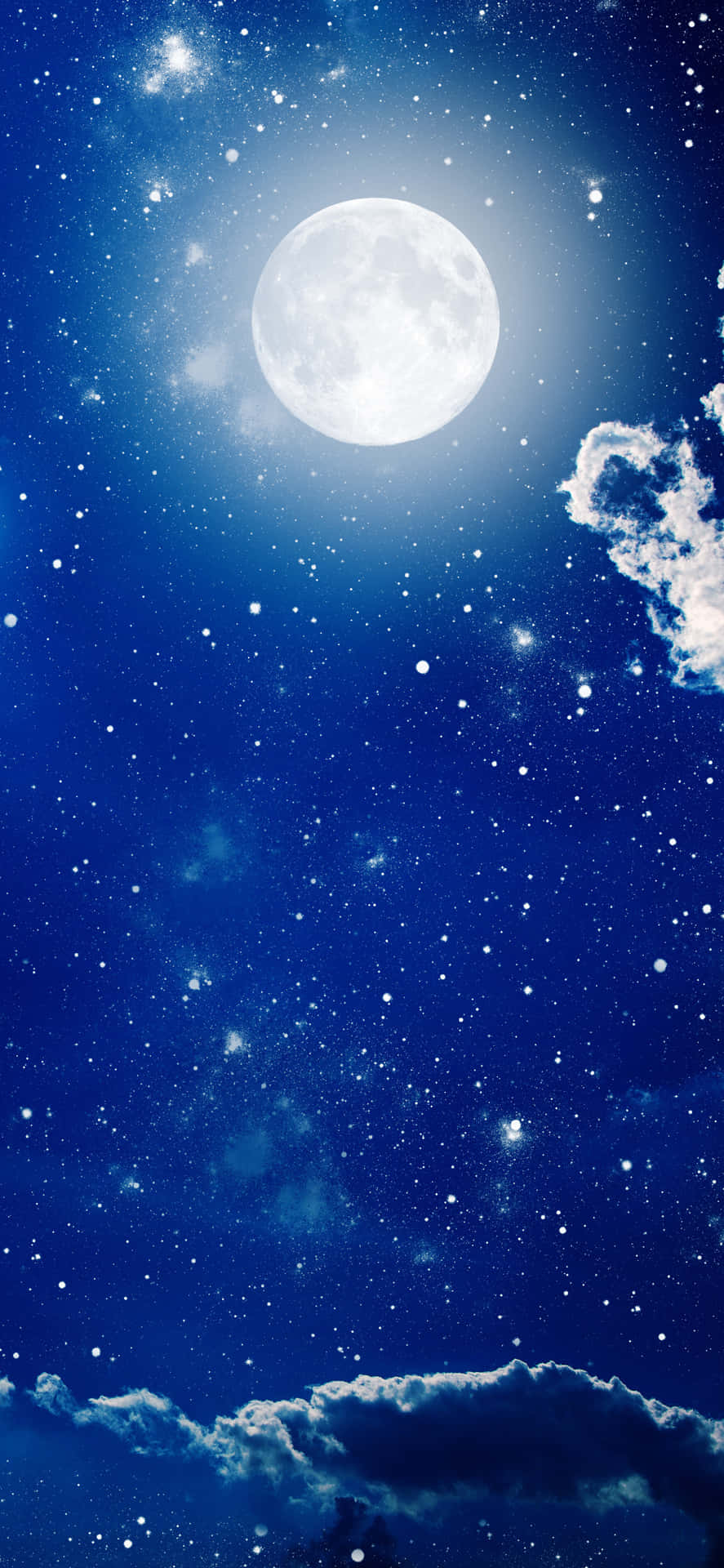  壁紙 — 一輪明亮的滿月在深藍色的夜空中閃耀，夜空佈滿閃爍的星星和縷縷雲彩。