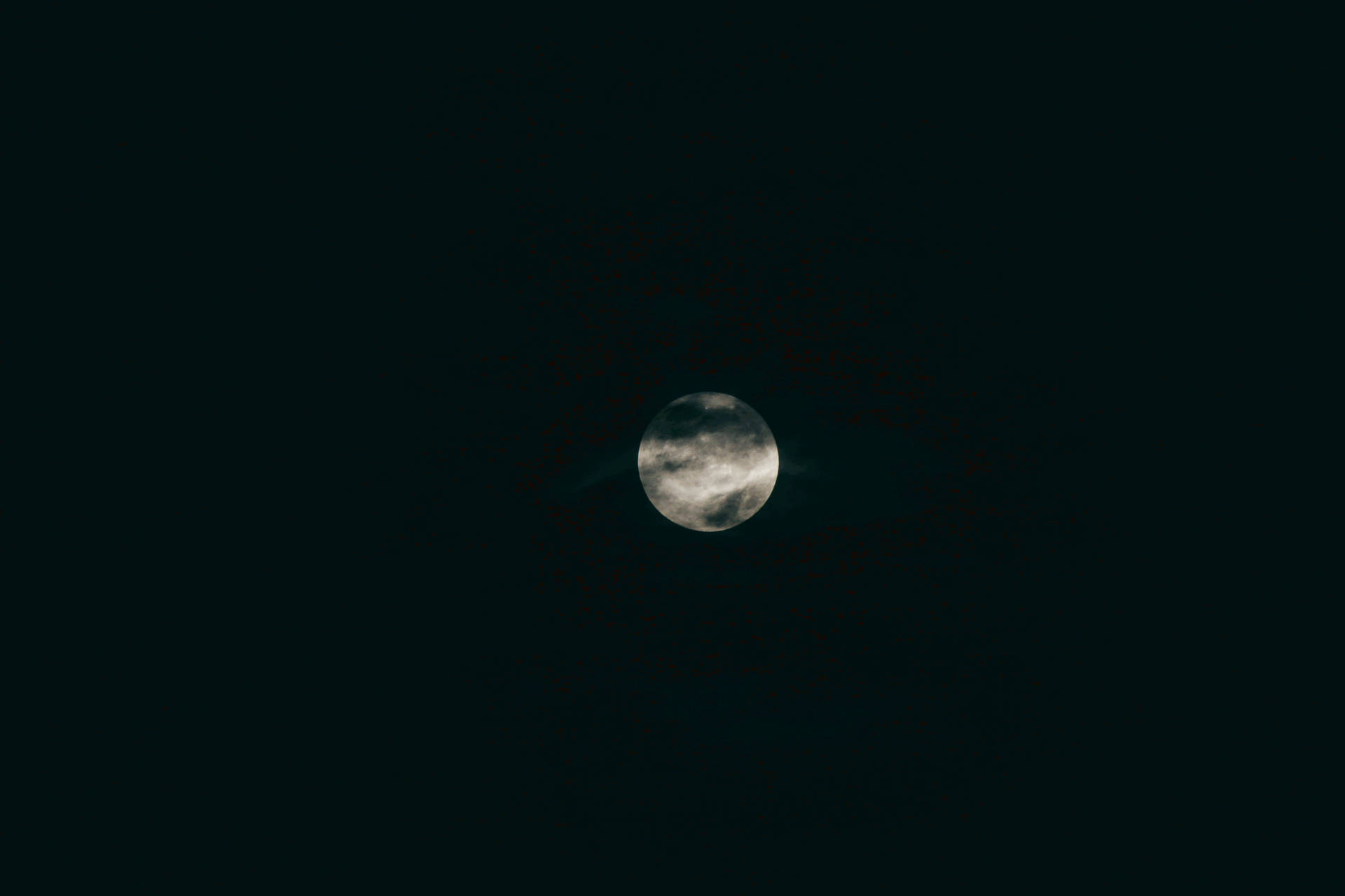 在黑暗的夜空中，月亮被雲層部分遮蓋。 — 月光 壁紙