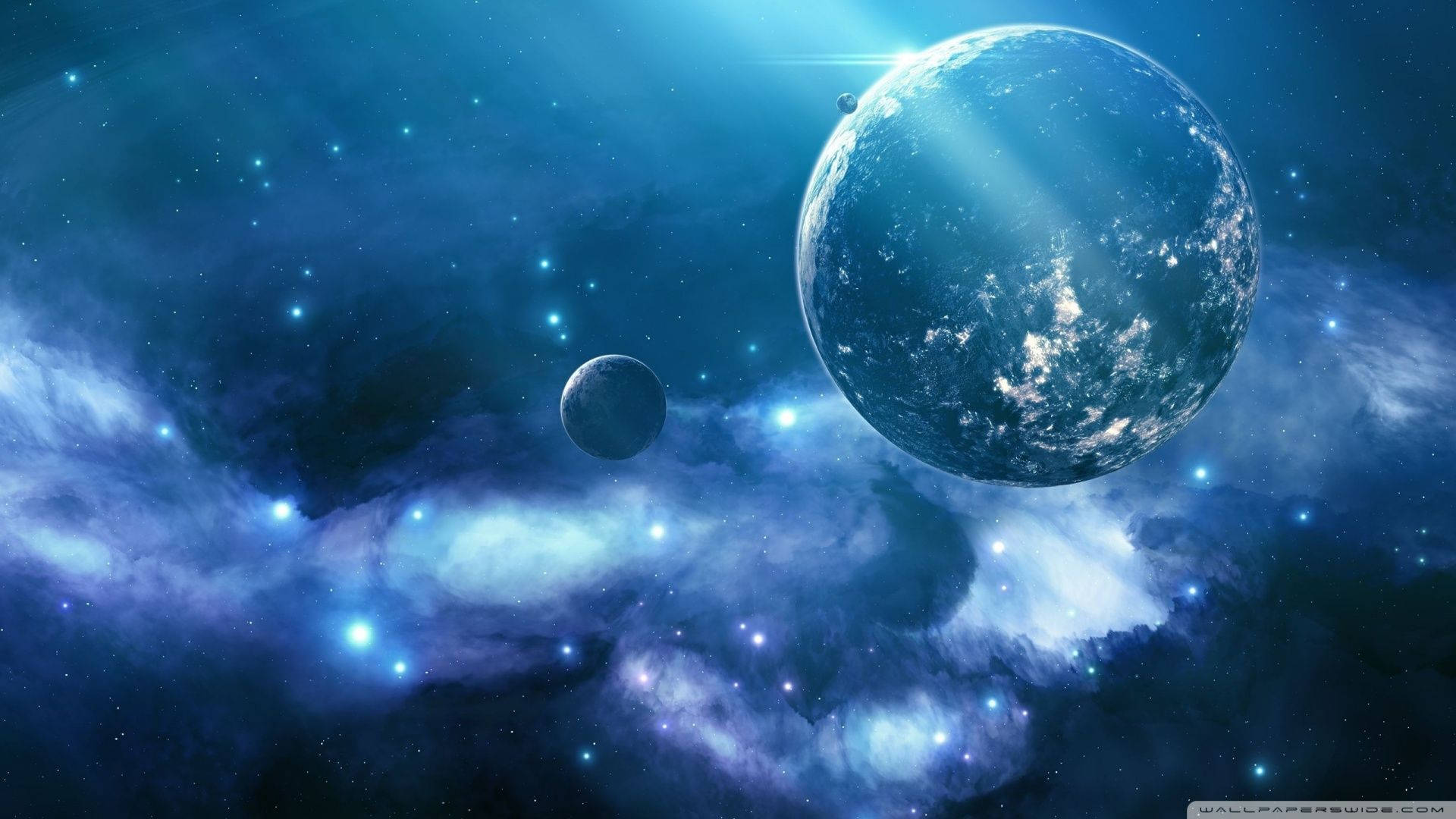 一顆帶有發光雲層的藍色行星，在色彩繽紛的星雲中繞著一顆恆星運行，並有一顆小衛星。 — 銀河 壁紙