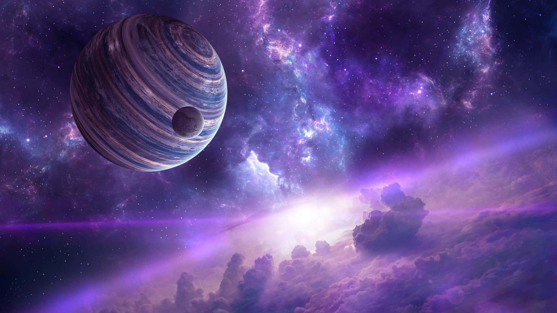  壁紙 — 一條條紋的宏偉氣體巨星伴隨一顆衛星，在旋轉的紫色星雲和發光的宇宙雲中運行。