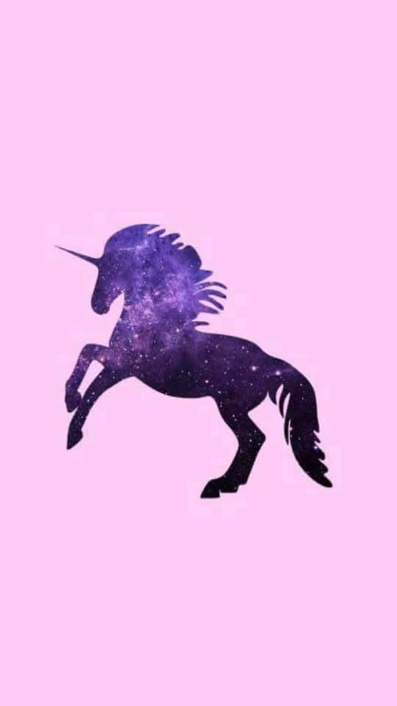  壁紙 — 一個雄偉的獨角獸剪影，充滿閃爍的紫色星系星星，背景是柔和的粉紅色。