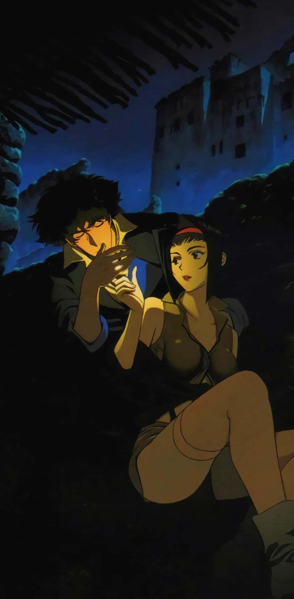  壁紙 — 夜晚，一男一女在深色棕櫚樹下擁抱，藍色調背景中有一座城堡若隱若現。