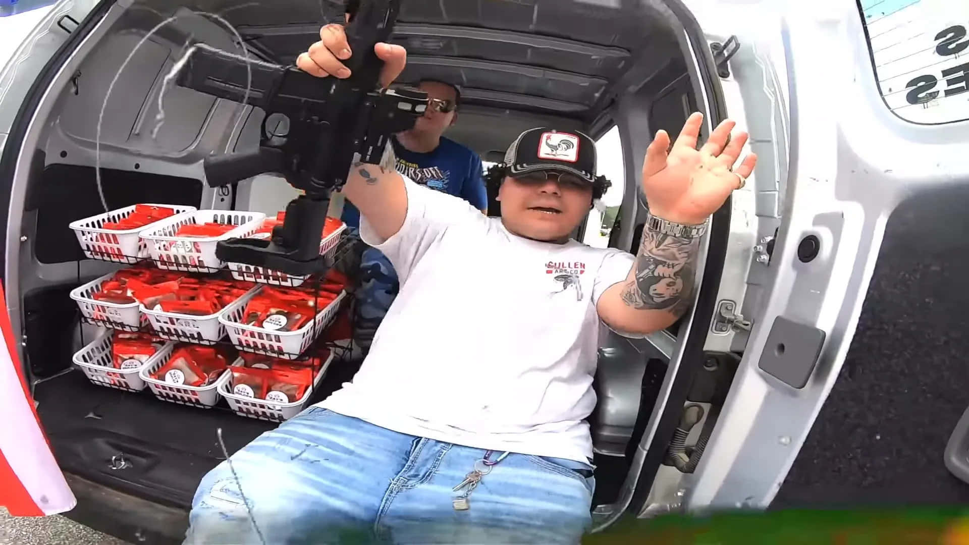  壁紙 — 一名在貨車上的男子手持玩具槍，向鏡頭揮手，周圍是裝滿紅草莓的板條箱。