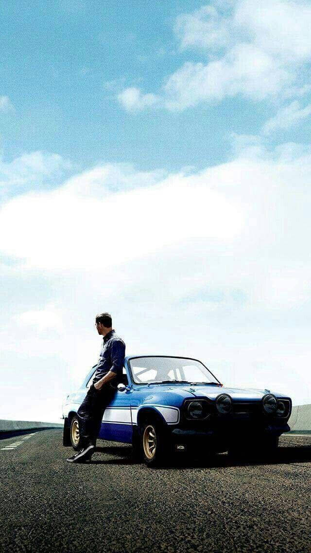 男人靠在藍色經典汽車上，在開闊的道路上，天空明亮 — 保羅·沃克汽車 壁紙