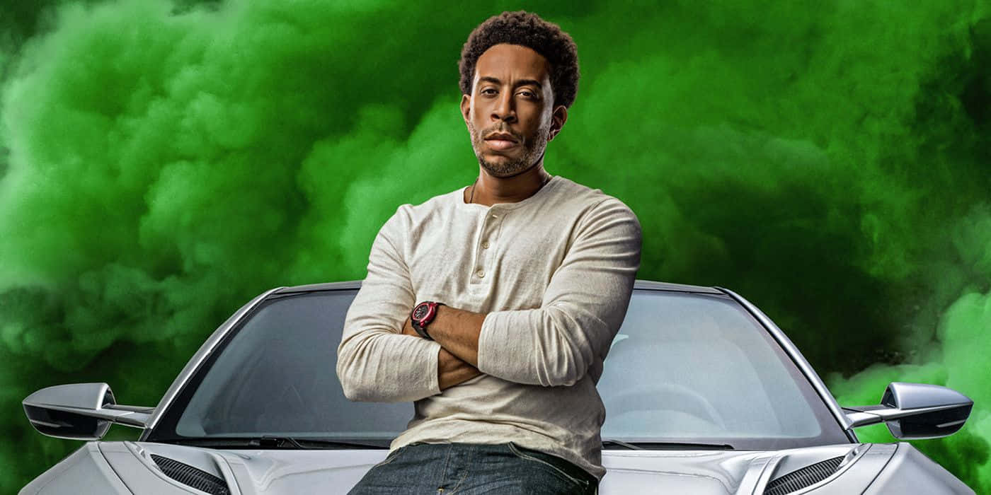  壁紙 — 一個雙臂交叉的男人自信地靠在一輛銀色跑車上，背景是充滿活力的綠色煙霧。