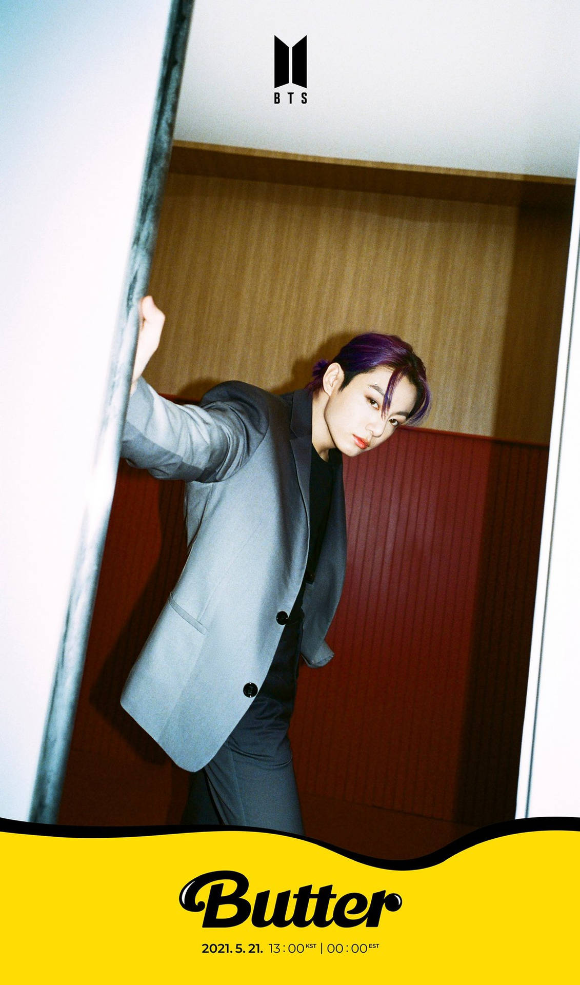 BTS成員穿著灰色西裝，紫髮靠著紅色牆，帶有黃色Butter橫幅。 — Jungkook 壁紙
