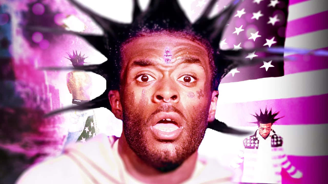  壁紙 — 一個頭髮尖刺、帶有星星刺青的男人，在帶有故障反射的超現實紫色美國國旗背景下強烈凝視。