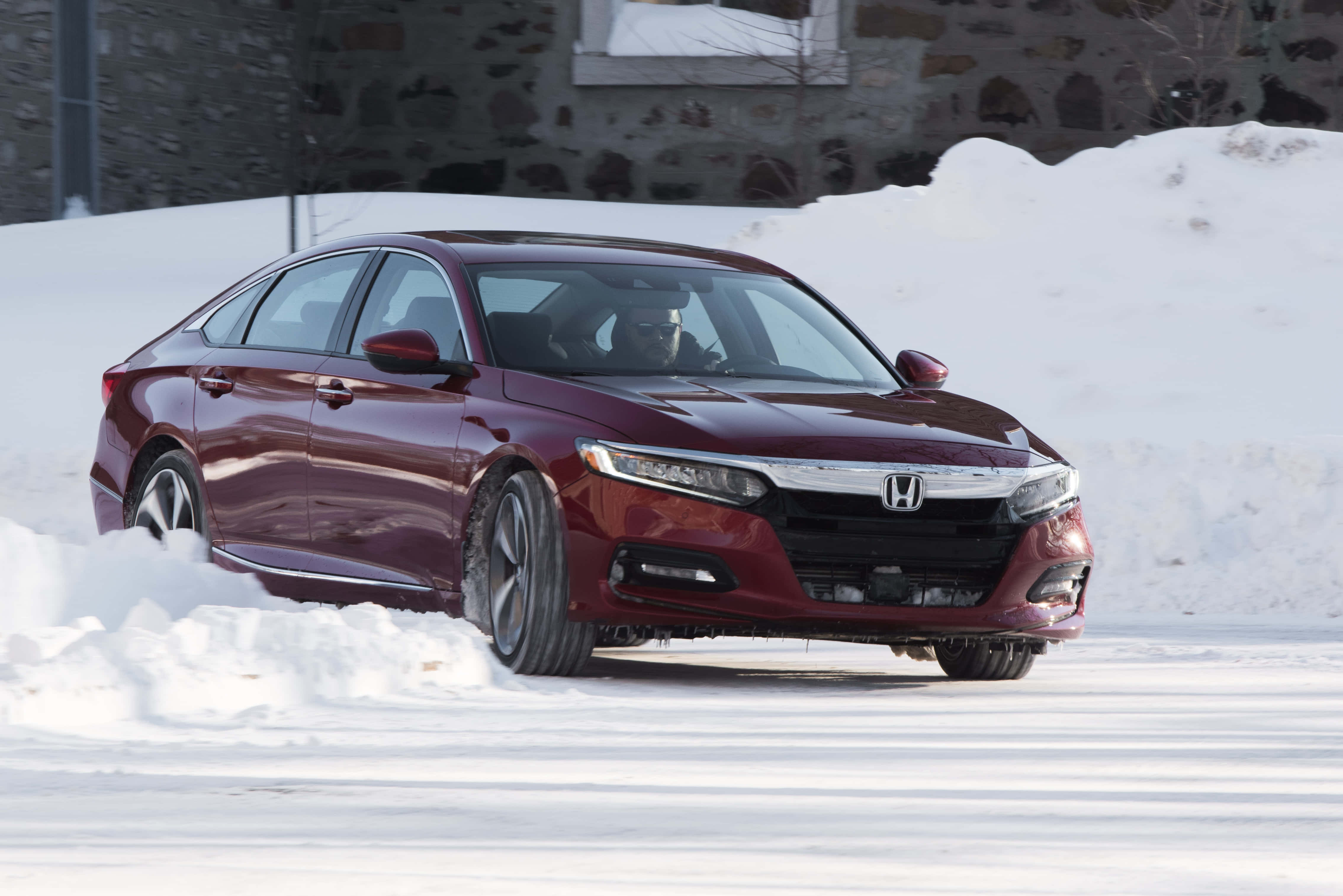 Honda Accord 桌布 壁紙 — 一輛栗色本田轎車在明亮的冬日陽光下行駛在石建築旁的深雪中。