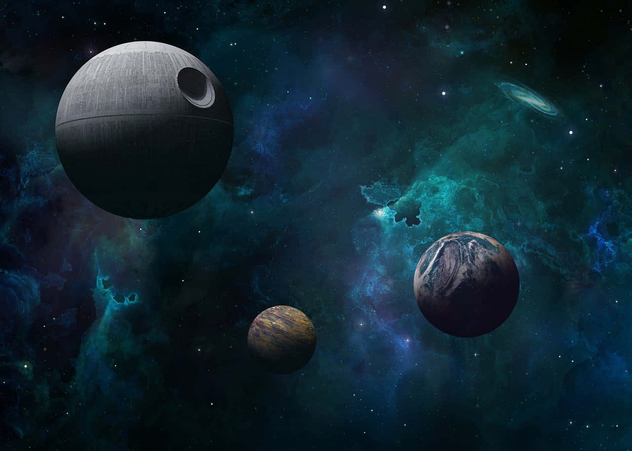  壁紙 — 巨大的死星在色彩繽紛的星雲和遙遠行星之上，呈現廣闊的宇宙場景。