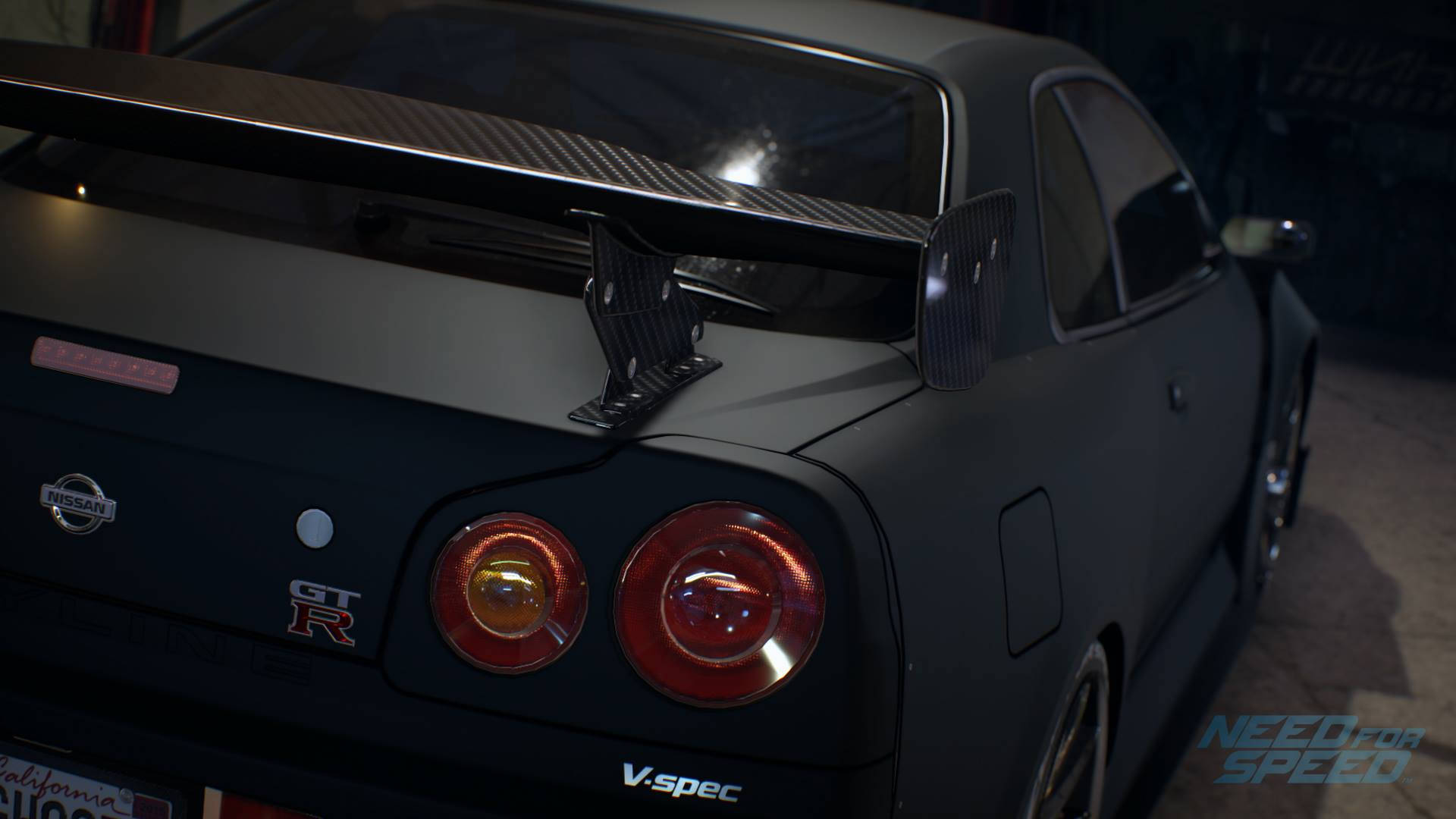 昏暗車庫中的黑色日產GT-R V-spec跑車，帶有紅色尾燈。 — 日產 Skyline GTR R34 壁紙