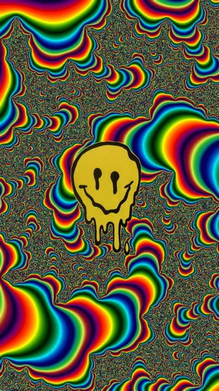  壁紙 — 一個正在融化的黃色笑臉，在迷幻彩虹漩渦背景上滴落，帶有粗糙的深色紋理。