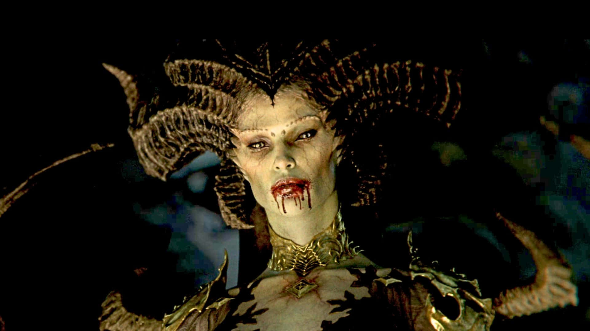  壁紙 — 一個帶有公羊角和嘴唇滴血、充滿威脅性的惡魔女子，在黑暗背景下強烈凝視。