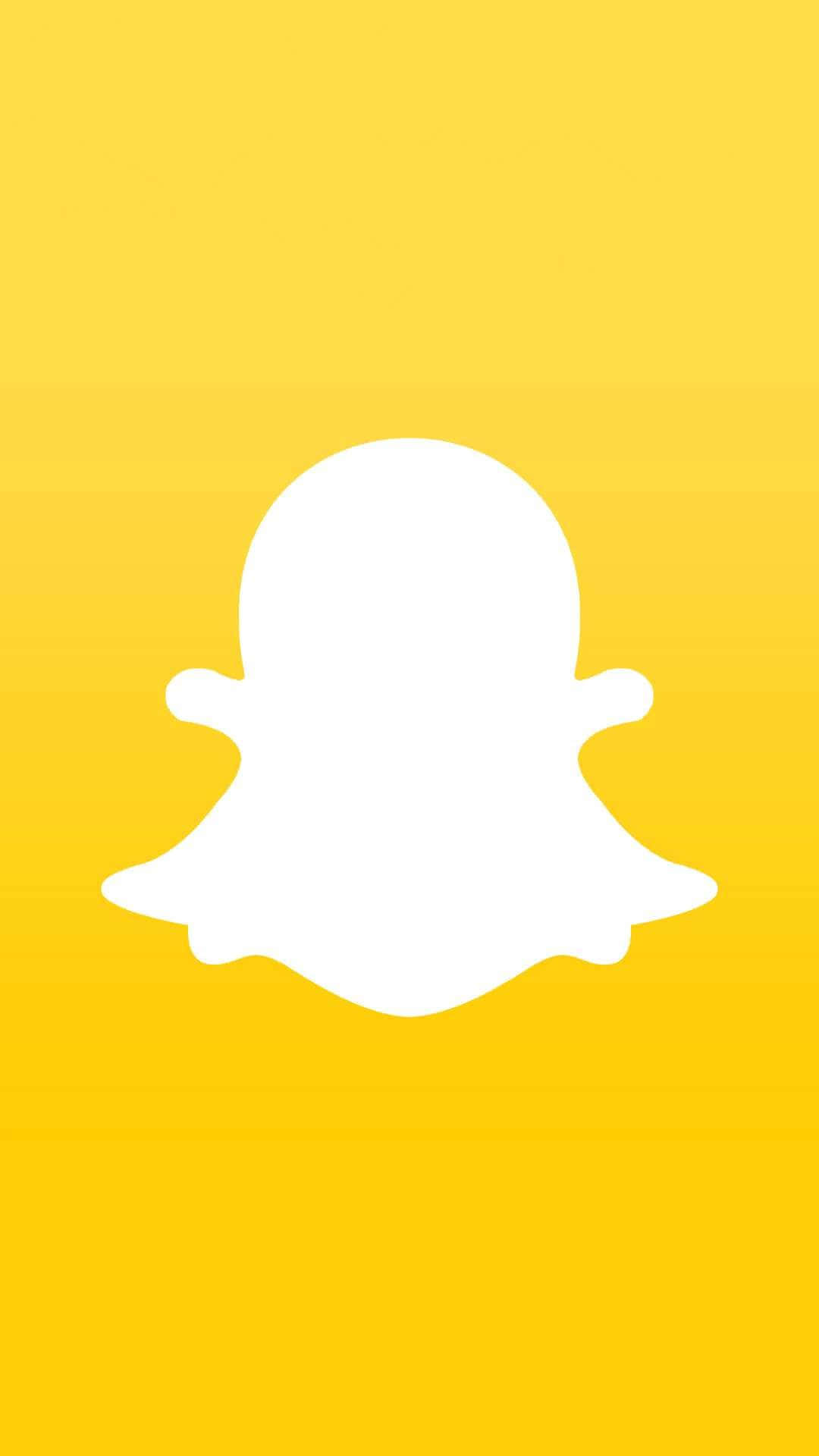  壁紙 — 一個簡約的白色Snapchat鬼魂標誌，居中在鮮豔的黃色漸變背景上。