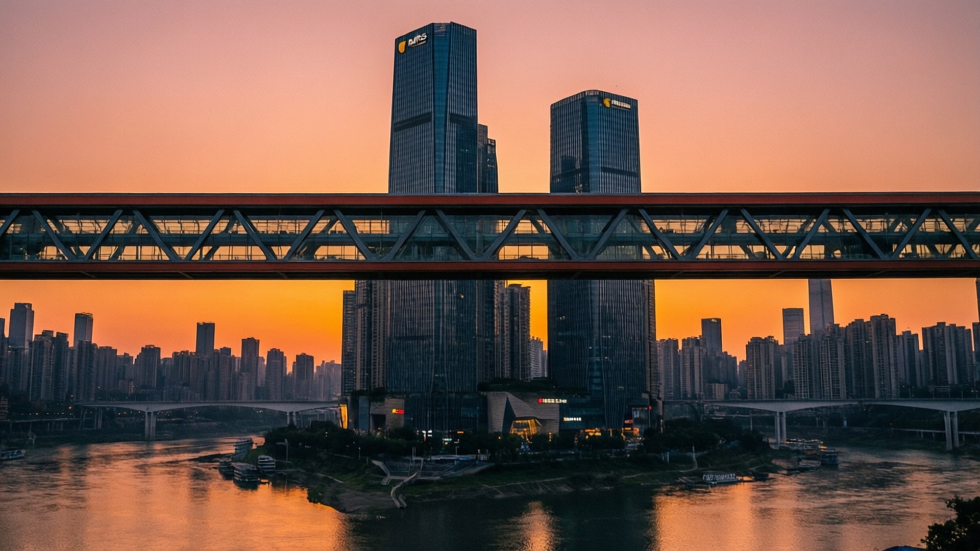 Raffles City Sunset 壁紙 — 現代城市景觀，日落時分，高聳的摩天大樓和橫跨河流的鋼橋，反射出溫暖的橙色和粉紅色調。