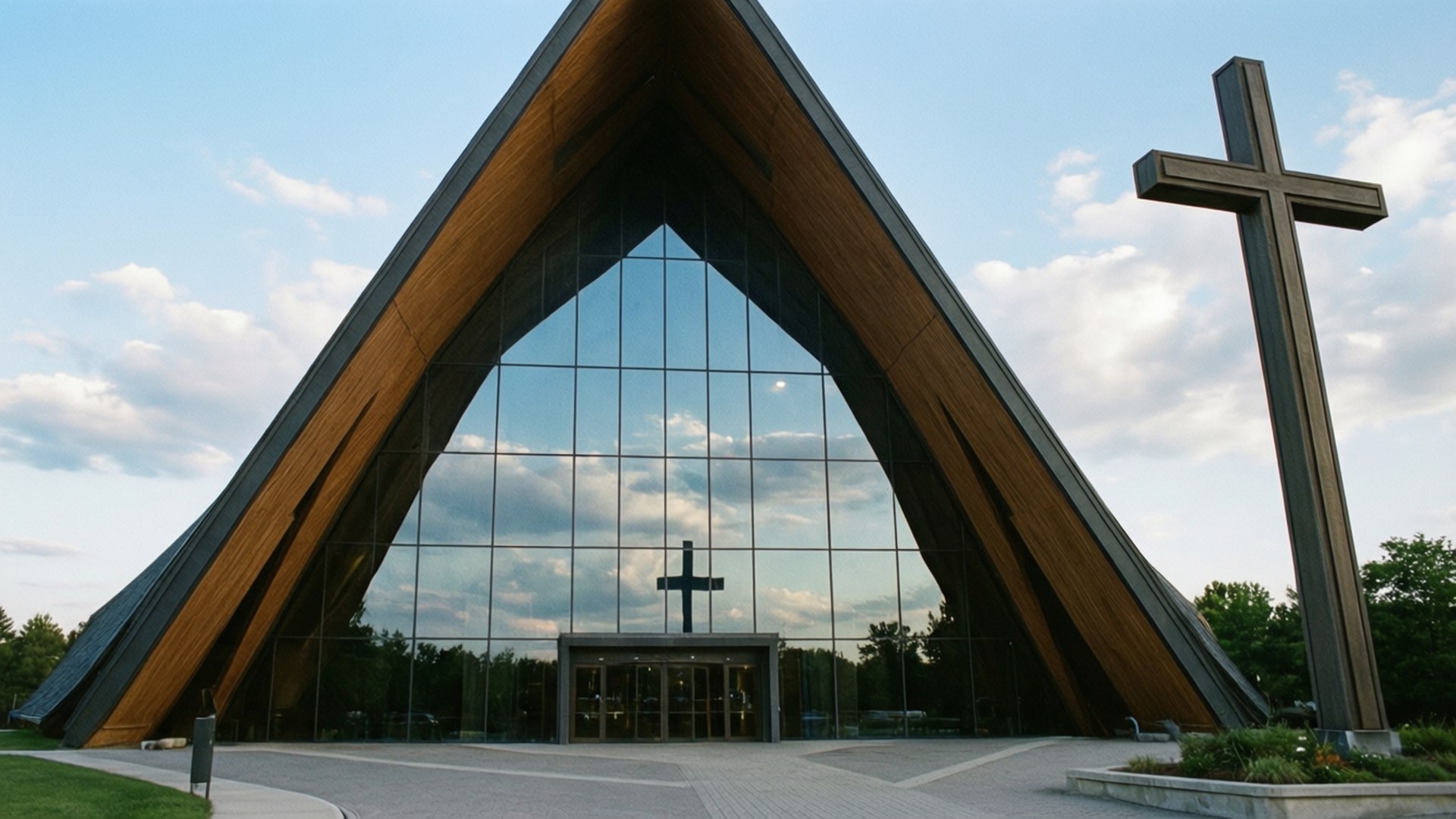 Megachurch Modern Glass 壁紙 — 一座現代木質和玻璃教堂，帶有一個大十字架，矗立在部分多雲的天空下。