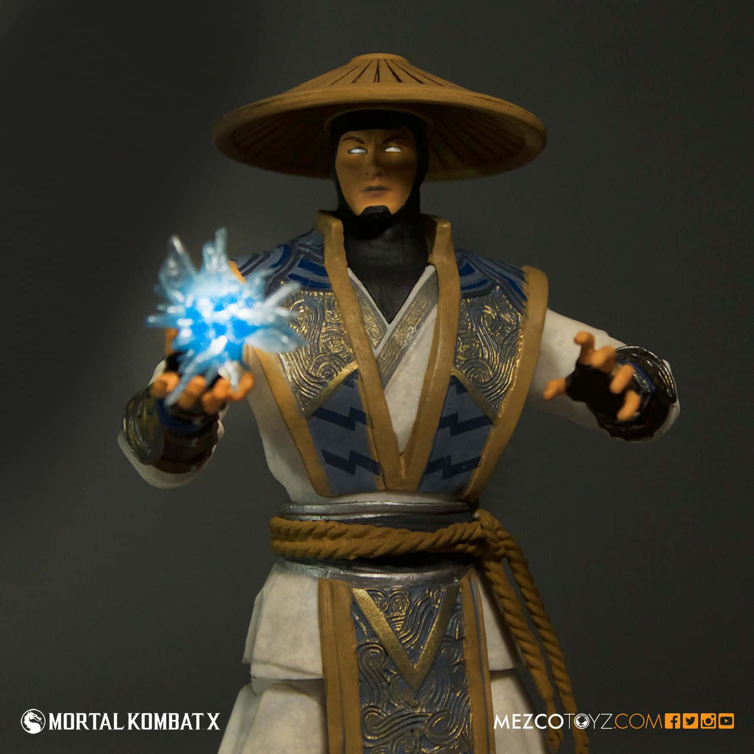 Mortal Kombat Raiden 桌布 壁紙 — 一個Mortal Kombat X的雕像，描繪一位身穿傳統長袍和帽子的忍者戰士，在黑暗背景下從手中引導發光的藍色能量。