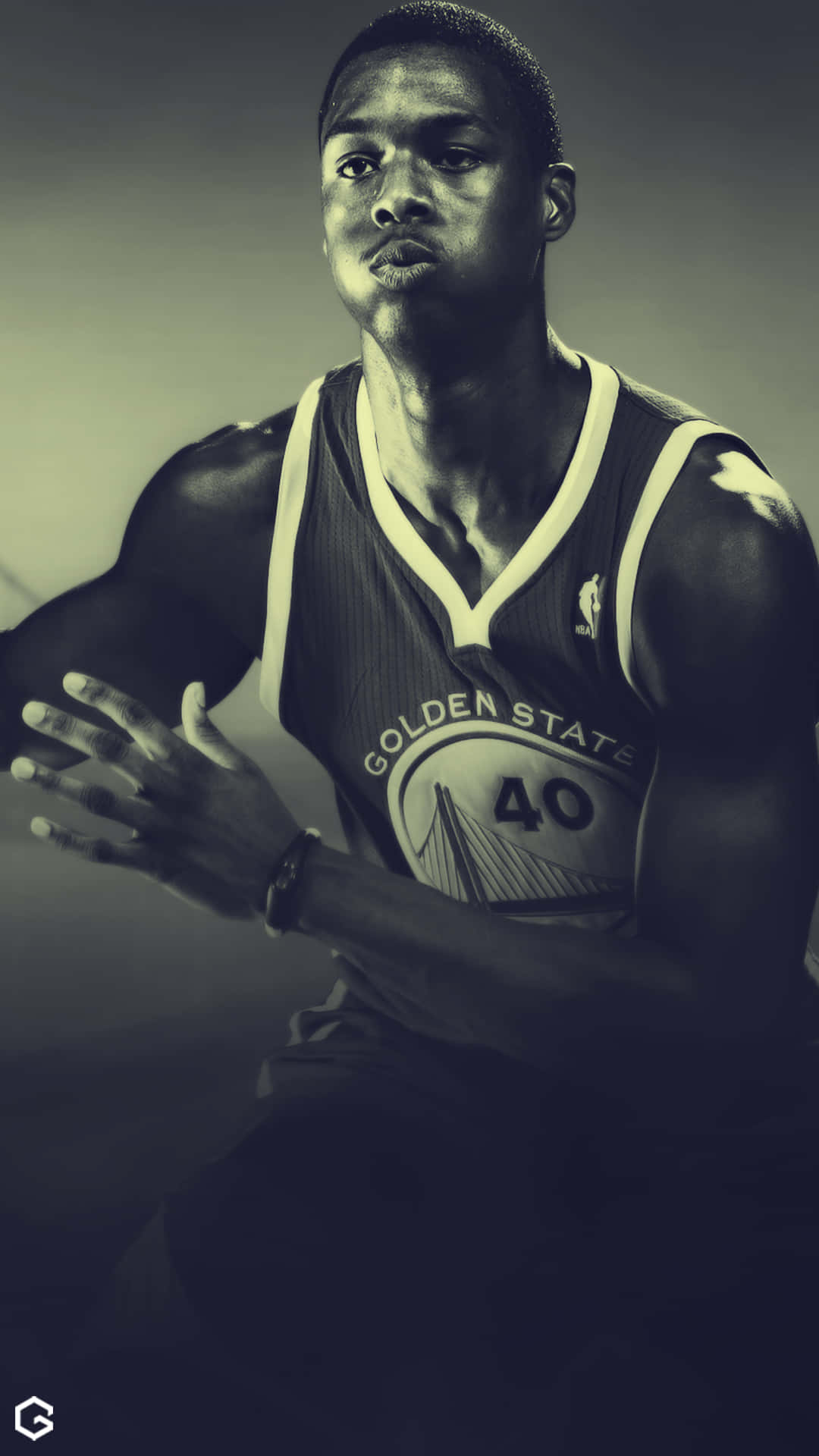 身穿金州勇士隊球衣的籃球運動員肖像，強烈地注視著鏡頭。 — NBA 壁紙