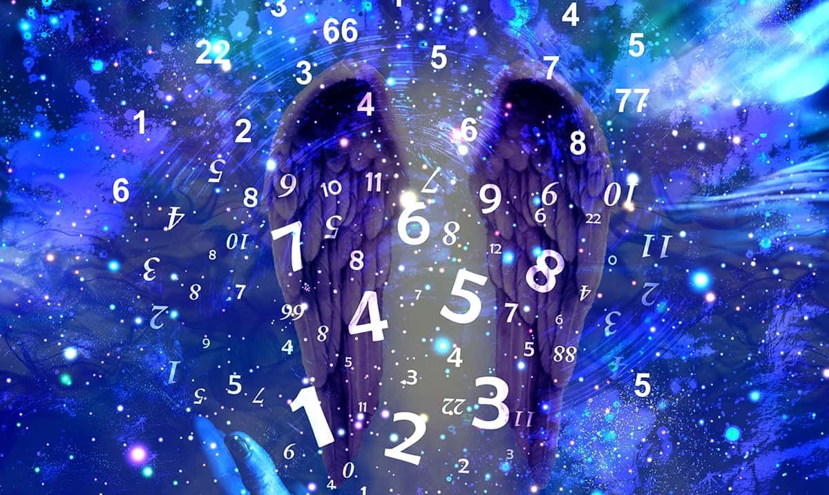  壁紙 — 一對天使翅膀從一個旋轉著浮動天使數字和閃爍星星的宇宙藍色星雲中出現。