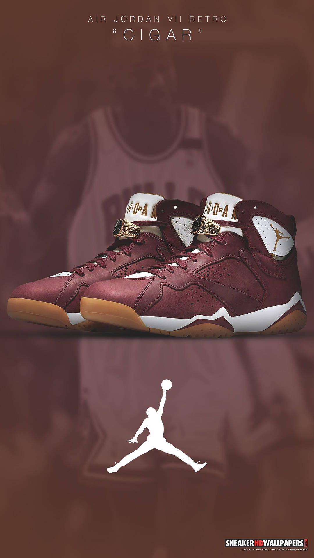 栗色 Air Jordan VII Retro 運動鞋，帶有白色和棕褐色細節，背景是褪色的籃球運動員。 — Jordan Logo 壁紙