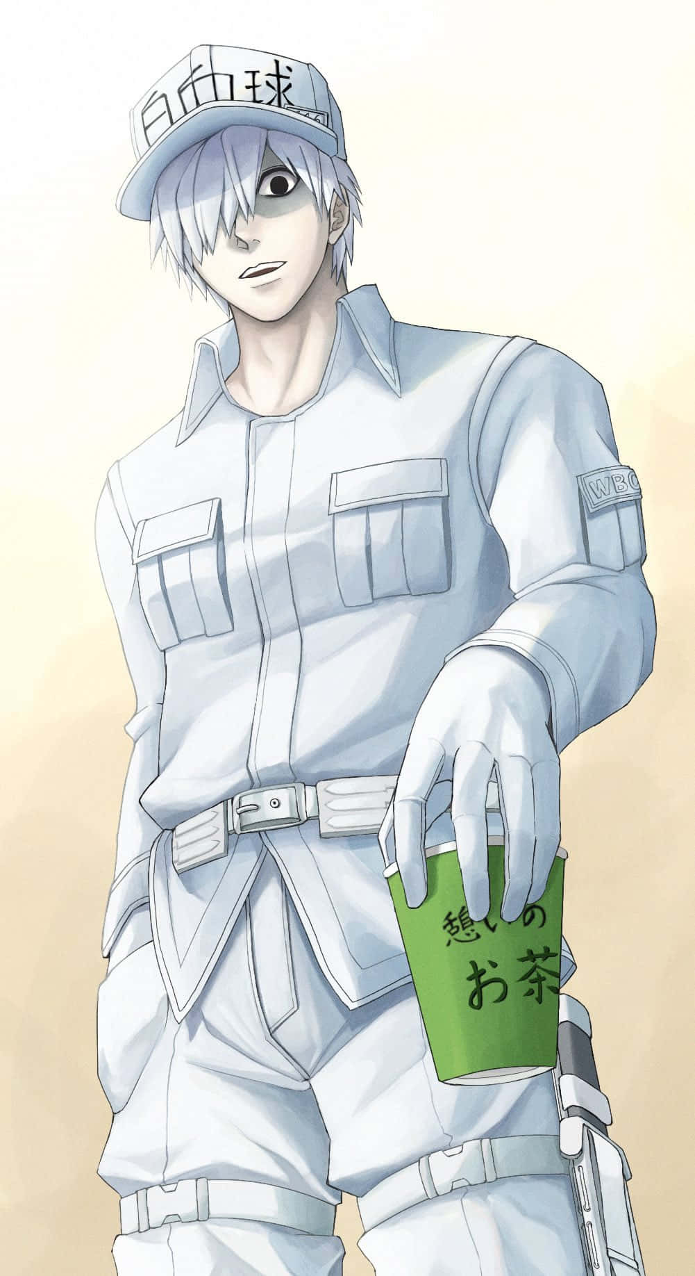  壁紙 — 一個蒼白的動漫男孩穿著白色制服，在柔和溫暖的燈光下拿著一個有日文字的綠茶杯。